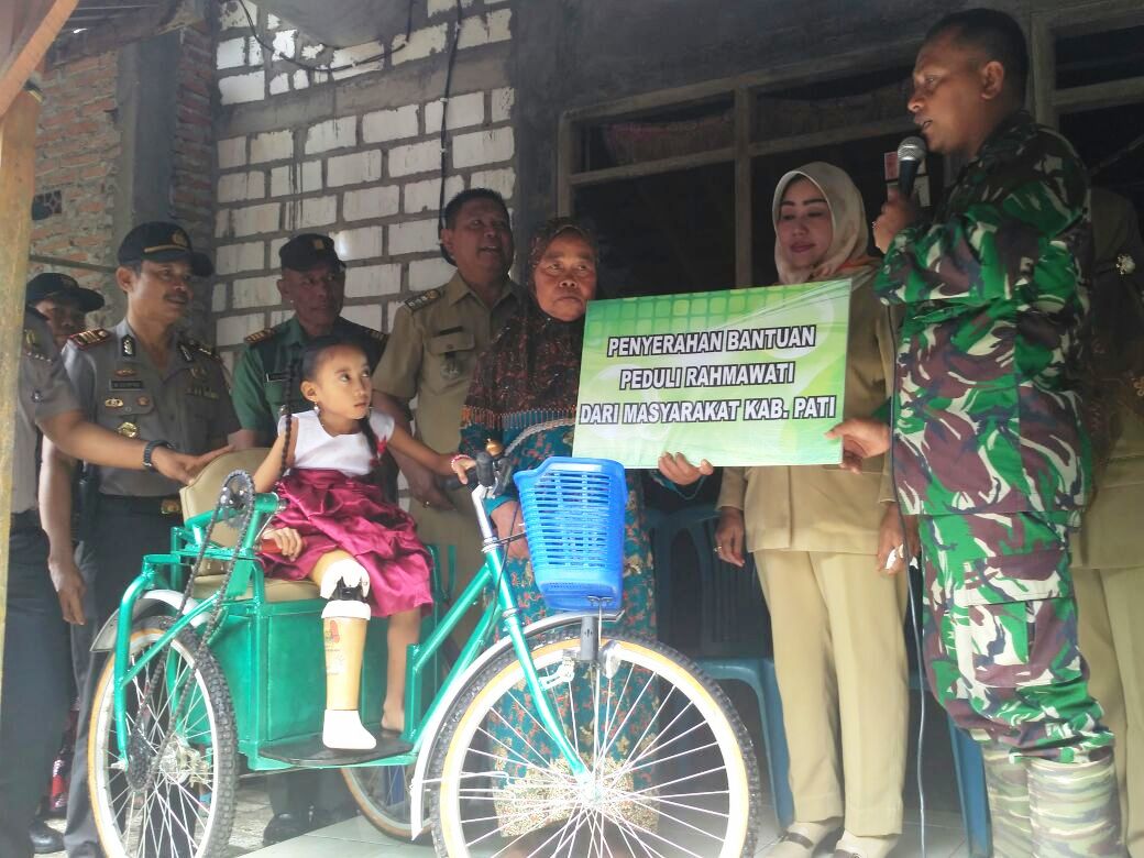Kodim Pati Berbagi Kasih Dengan Rahmawati Penyandang Cacat Tubuh